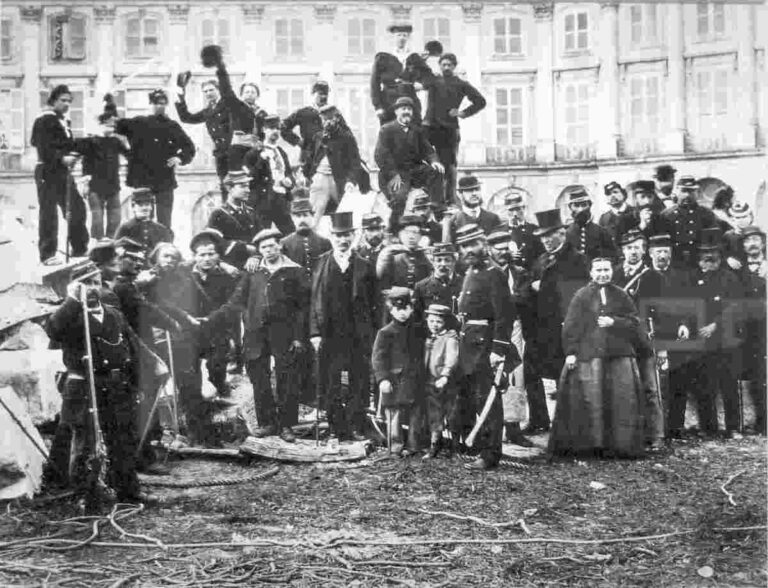 141001 Commune de Paris curieux sur la colonne Vendome - Die Pariser Arbeiterklasse an der Macht - Geschichte der Arbeiterbewegung - Theorie & Geschichte