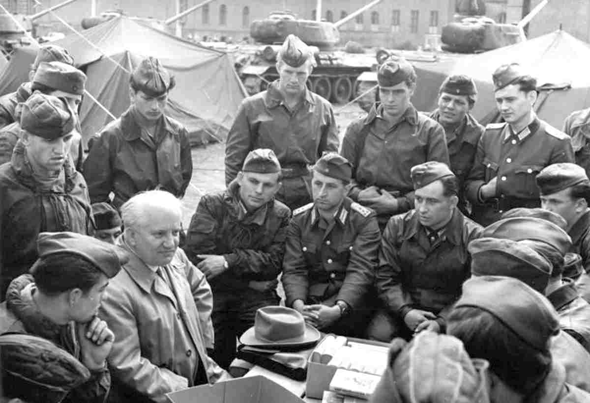 17 11 01 Bundesarchiv Bild 183 85617 0002 Berlin Mauerbau Besuch Bredel - Wege der Prüfung - Geschichte der Arbeiterbewegung, Literatur - Kultur