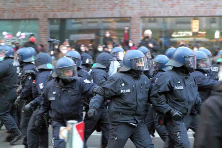 180901 Revolutionary 1st may demonstration Berlin 2021 123 - Hochpolitischer Mob - Polizeigewalt - Polizeigewalt
