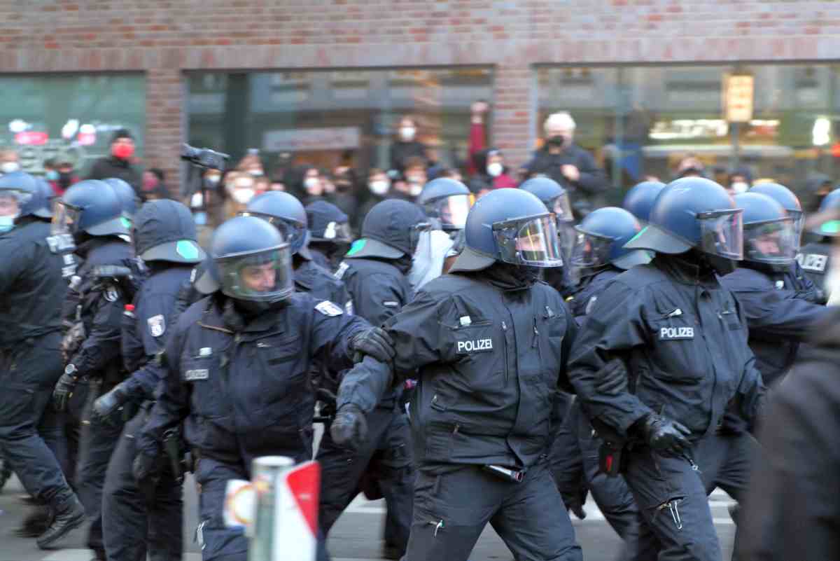 180901 Revolutionary 1st may demonstration Berlin 2021 123 - Hochpolitischer Mob - 1. Mai, Polizei, Polizeigewalt - Im Bild