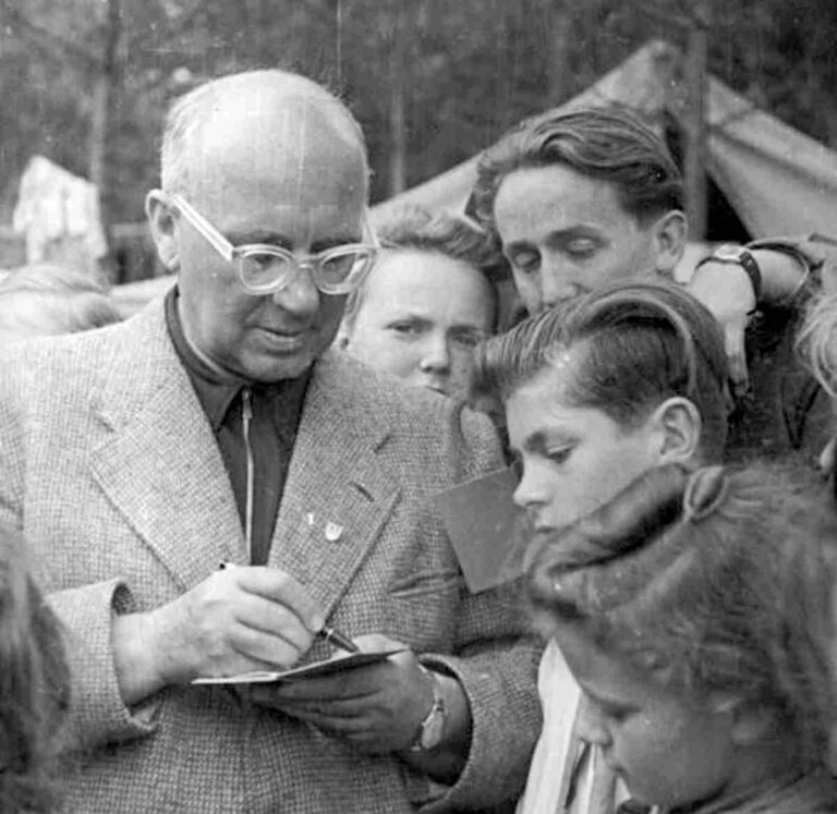 2011 Bundesarchiv Bild 183 M0213 0306 Berlin III. Weltfestspiele Pionierrepublik Johannes R. Becher - Johannes R. Becher, der Leidende - UZ-PLUS - UZ-PLUS