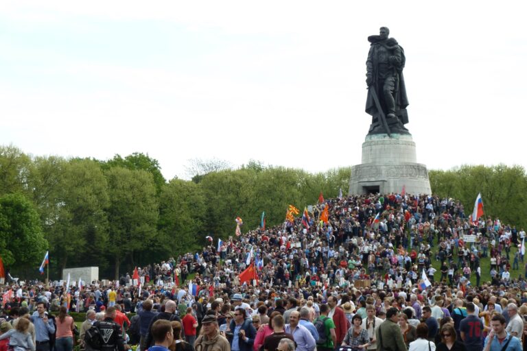 Treptower Ehrenmal Tag des Sieges 2015 01 - Antifaschismus heißt Frieden und Freundschaft mit Russland - Neues aus den Bewegungen - Neues aus den Bewegungen