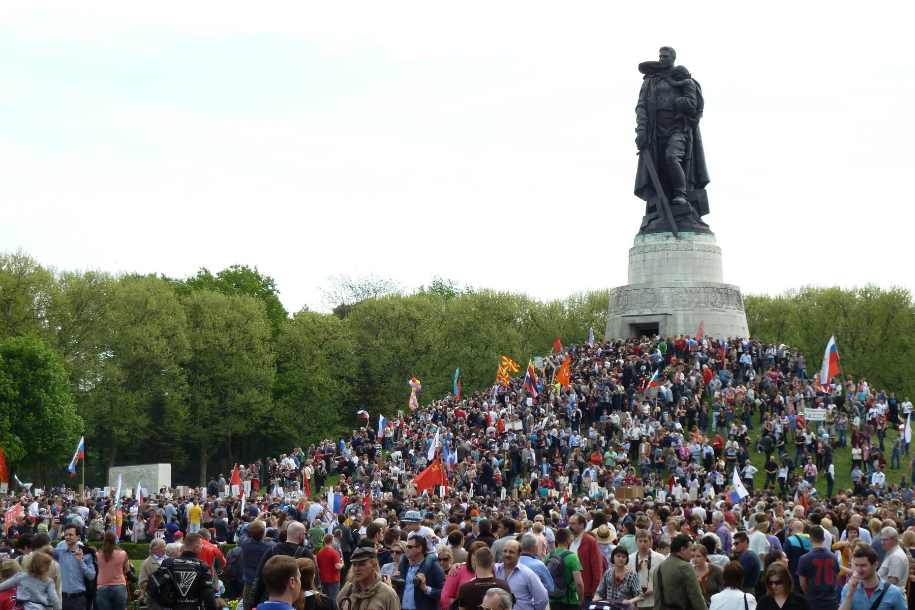 Treptower Ehrenmal Tag des Sieges 2015 01 - Antifaschismus heißt Frieden und Freundschaft mit Russland - Antifaschismus, Friedenskampf, Geschichte der Arbeiterbewegung - Blog, Neues aus den Bewegungen