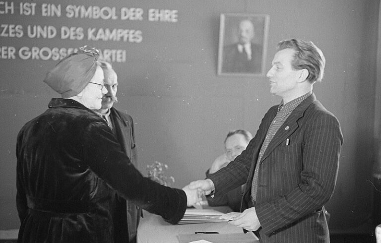 sed - Für „die Befreiung von jeder Ausbeutung und Unterdrückung, von Wirtschaftskrisen, Armut, Arbeitslosigkeit und imperialistischer Kriegsdrohung“ - DDR - DDR