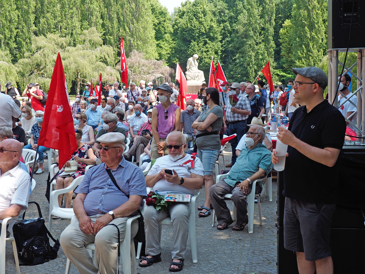 2508 12 - Gedenken an der „Mutter Heimat“ - Antifaschismus, DKP, Geschichte der Arbeiterbewegung, Kundgebungen - Im Bild