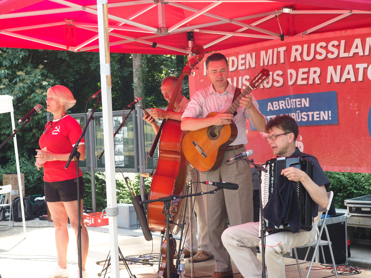 2508 15 - Gedenken an der „Mutter Heimat“ - Antifaschismus, DKP, Geschichte der Arbeiterbewegung, Kundgebungen - Im Bild