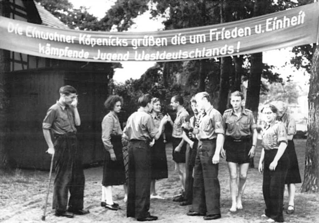 251205 Bundesarchiv Bild 183 M0213 0303 Berlin III. Weltfestspiele BegrA╠e┬Aung von Teilnehmern - Hauptgegner der deutschen Wiederbewaffnung - Geschichte der Arbeiterbewegung, Jugend, Repression - Hintergrund