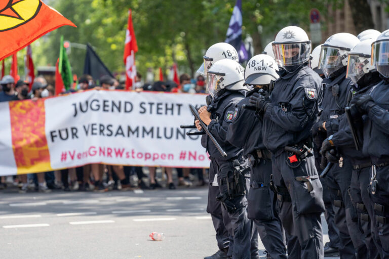 260101 Titel neu - Knüppeln hilft nicht - Proteste, Repression, Versammlungsrecht - Politik