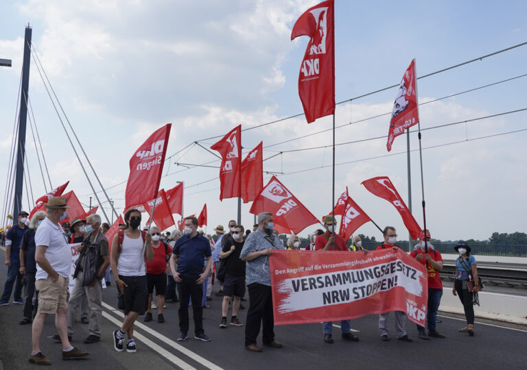 26 13 VersamGes 01 - Vom Störer zum Gefährder - Hintergrund - Hintergrund