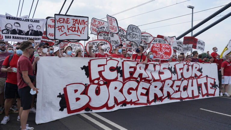 26 13 VersamGes 02 - Pax Christi, Ultras und Kommunisten auf der Straße - Hintergrund - Hintergrund