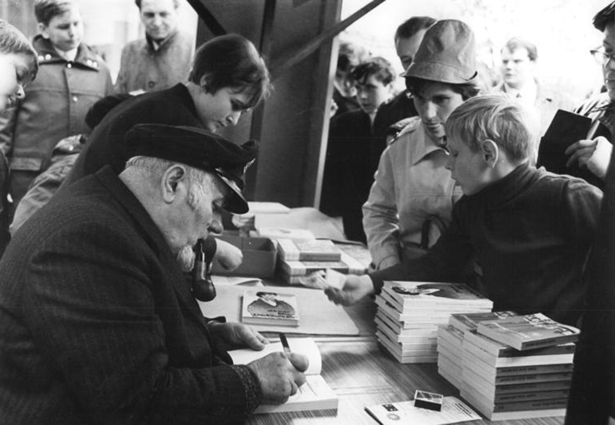 Bundesarchiv Bild 183 G1007 0039 001 Berlin Buchbasar Ludwig Turek - Dürfen Marxisten träumen? - DDR, Literatur - Kultur