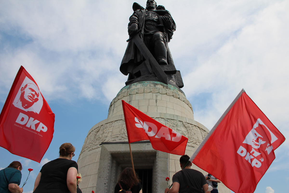 IMG 8651 - Gedenken an der „Mutter Heimat“ - Antifaschismus, DKP, Geschichte der Arbeiterbewegung, Kundgebungen - Im Bild