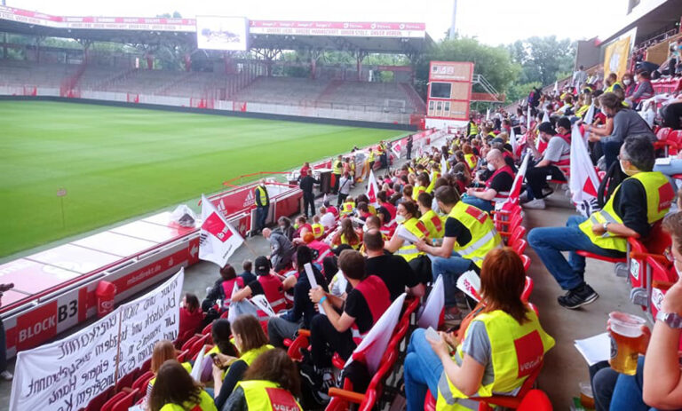 280602 Foersterei - Hunderte Krankenpfleger im Stadion - Krankenhaus - Krankenhaus