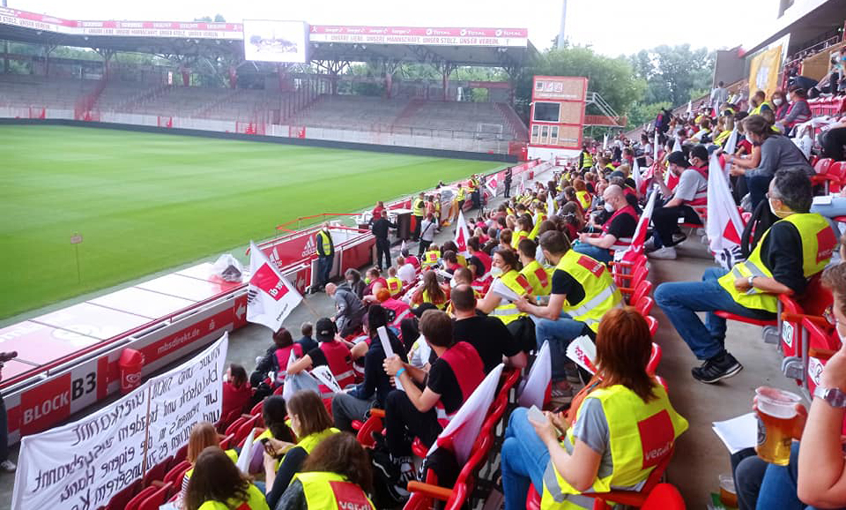 280602 Foersterei - Hunderte Krankenpfleger im Stadion - Gesundheitswesen, Krankenhaus, Proteste - Wirtschaft & Soziales