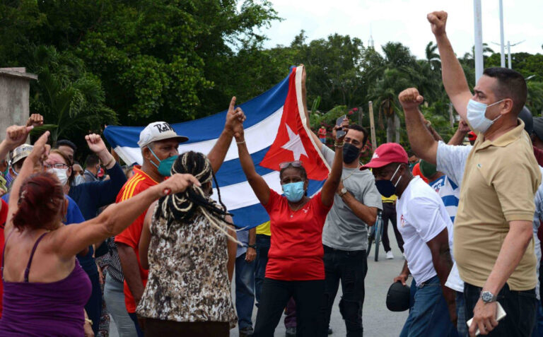 280801 Kuba - Die Straße gehört der Revolution - Antikommunismus, Kuba, Proteste - Internationales