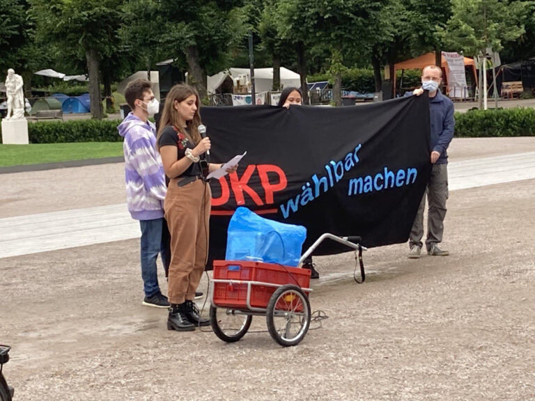 290503 bildmeldung - Protestaktion gegen das kalte Verbot der DKP - Repression - Repression