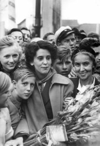 300803 Bundesarchiv Bild 183 11500 0846 Berlin III. Weltfestspiele Eroeffnungsfeier Raymonde Dien - Weltfestspiele in Berlin - Welfestspiele - Theorie & Geschichte