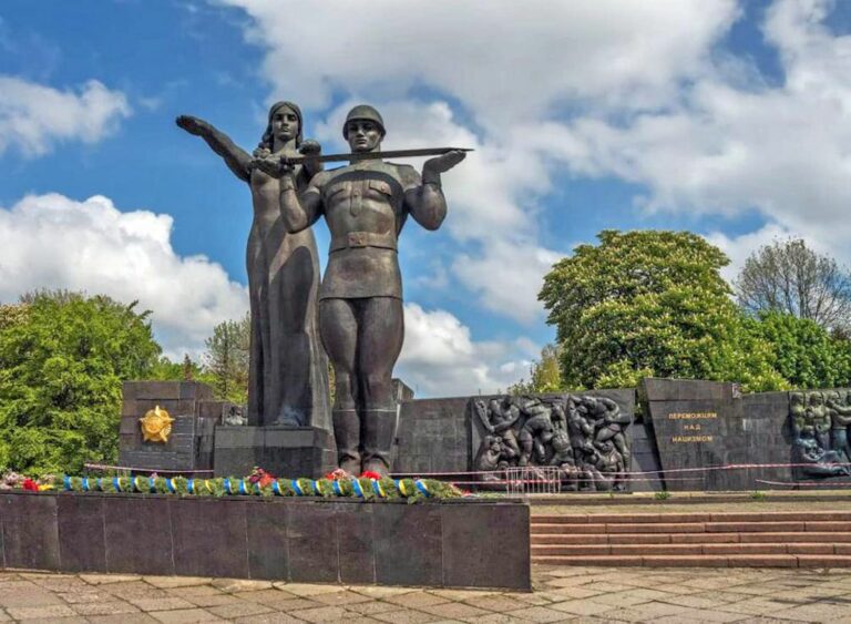 300901 Monument - Denkmäler der Befreiung der Ukraine - - Im Bild