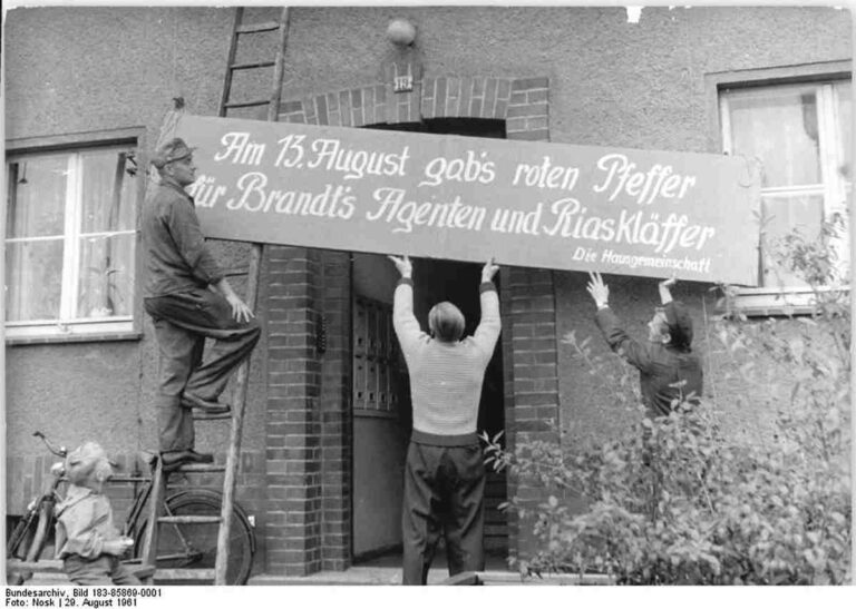 3013 Bundesarchiv Bild 183 85869 0001 Mauerbau Bitterfeld Propaganda - Ohne die Mauer hätte es Krieg gegeben - DDR - DDR