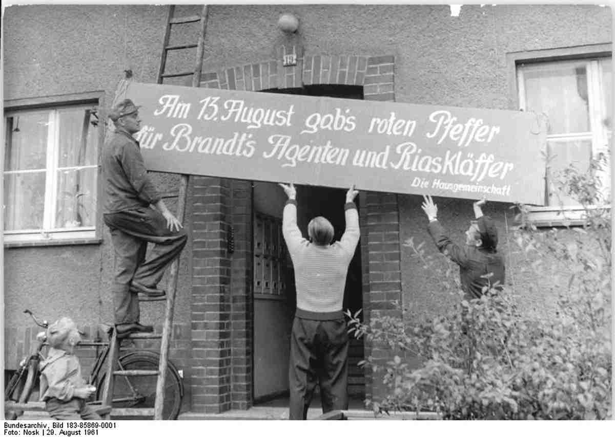 3013 Bundesarchiv Bild 183 85869 0001 Mauerbau Bitterfeld Propaganda - Ohne die Mauer hätte es Krieg gegeben - DDR, Geschichte der Arbeiterbewegung, Politisches Buch - Hintergrund