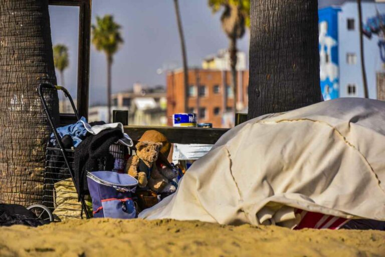 homelessness on beach 1 - Überschaubarer Teilerfolg - Mieten/Wohnen, USA - Theorie & Geschichte