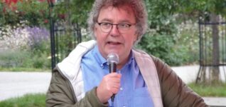 Mit einer Stimme des Protests