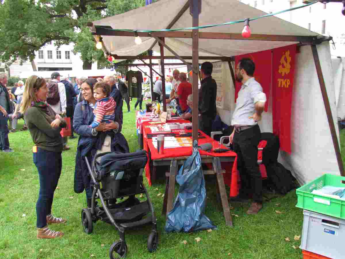 3508 Berlin4 - Feste feiern! - DKP, Jugend, Sommerfest - Im Bild