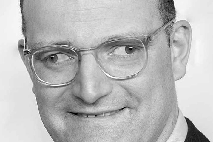 3515 Spahn a - Jens Spahn ist hin- und hergerissen - Corona-Pandemie, Gesundheitswesen - Im Bild