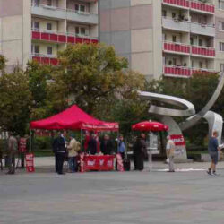 Rote Fahnen auf Beton