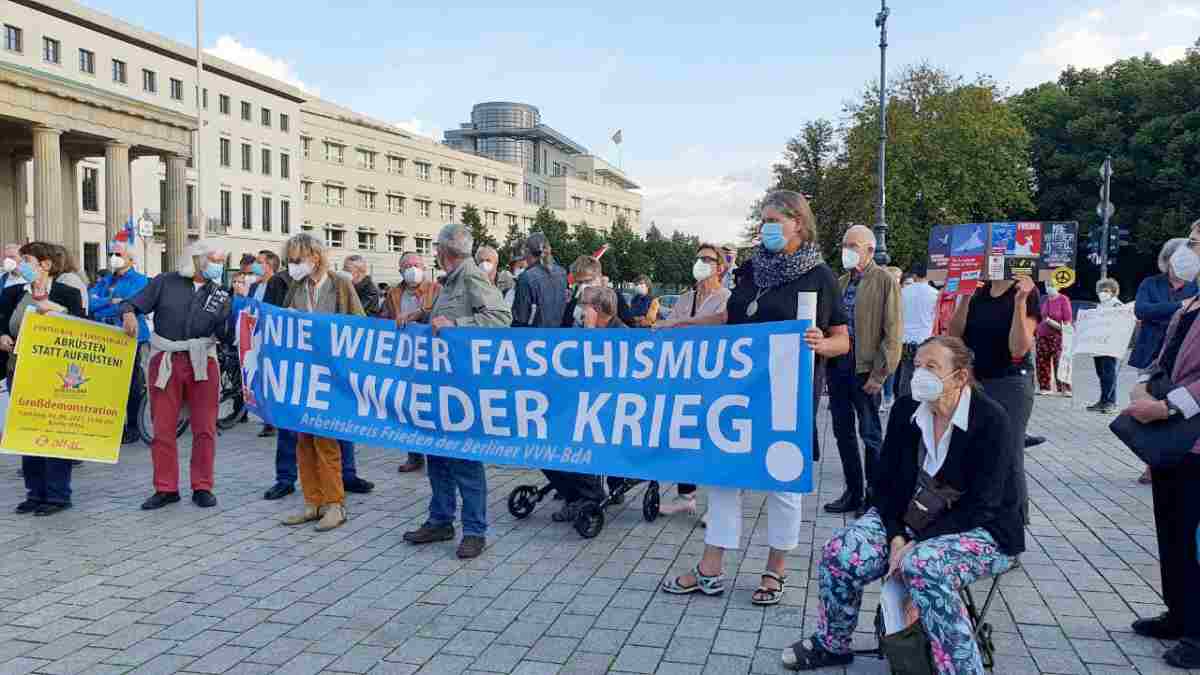 3608 03 - Kriegstreiber abwählen - Bundestagswahl, DKP, Friedenskampf - Im Bild