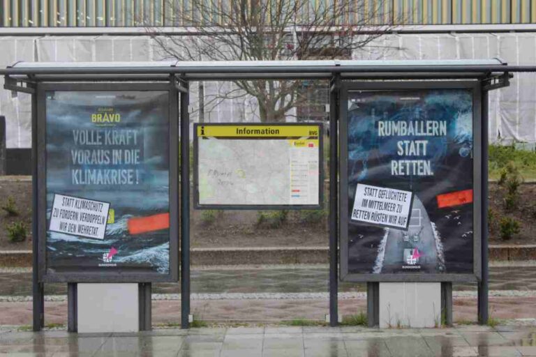 390501 Adbusting - Eigentor der Cops - Antimilitarismus, Repression - Aktion