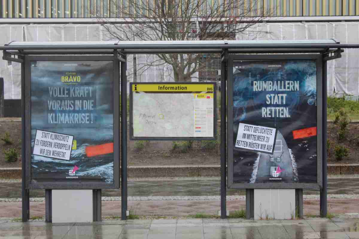 390501 Adbusting - Eigentor der Cops - Antimilitarismus, Repression - Politik