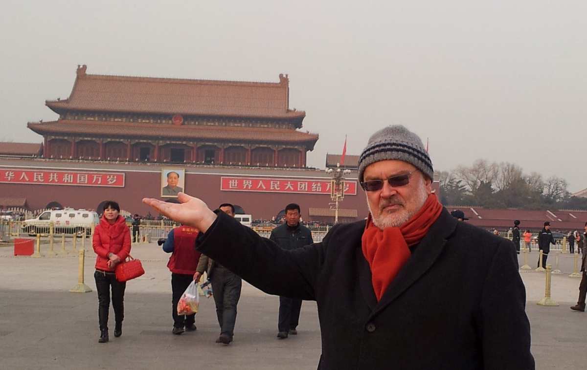 391001Auf dem Tiananmen 2014 1 - In Erinnerung an Rolf Geffken - UZ vom 12. Mai 2023 - UZ vom 12. Mai 2023