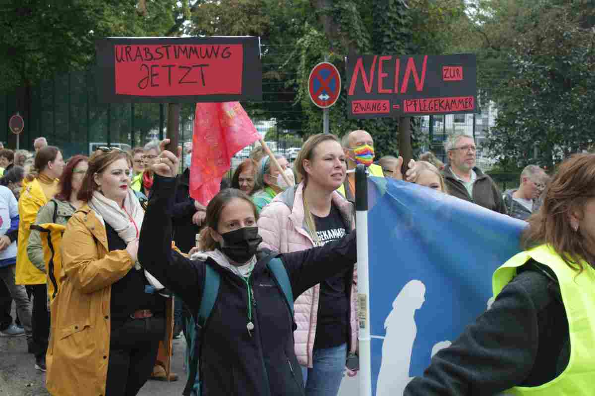 400303 Bildmeldung - Starker Auftakt gegen die Pflegekammer in NRW - Pflegekammern, Pflegenotstand, Proteste - Wirtschaft & Soziales