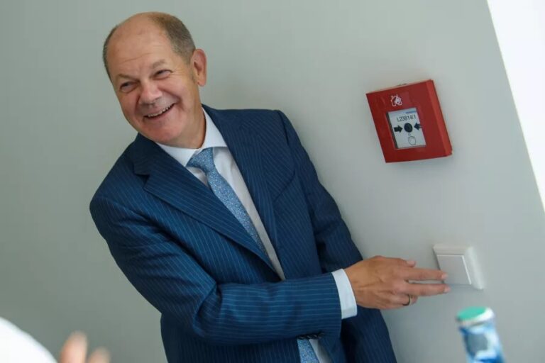 olaf scholz spd betaetigt einen schalter 5ac5df329c5d8306fffc78877ae7bea0 wm - Mindestlohn und Vermögenssteuer auf dem Sterbebett - Blog - Blog