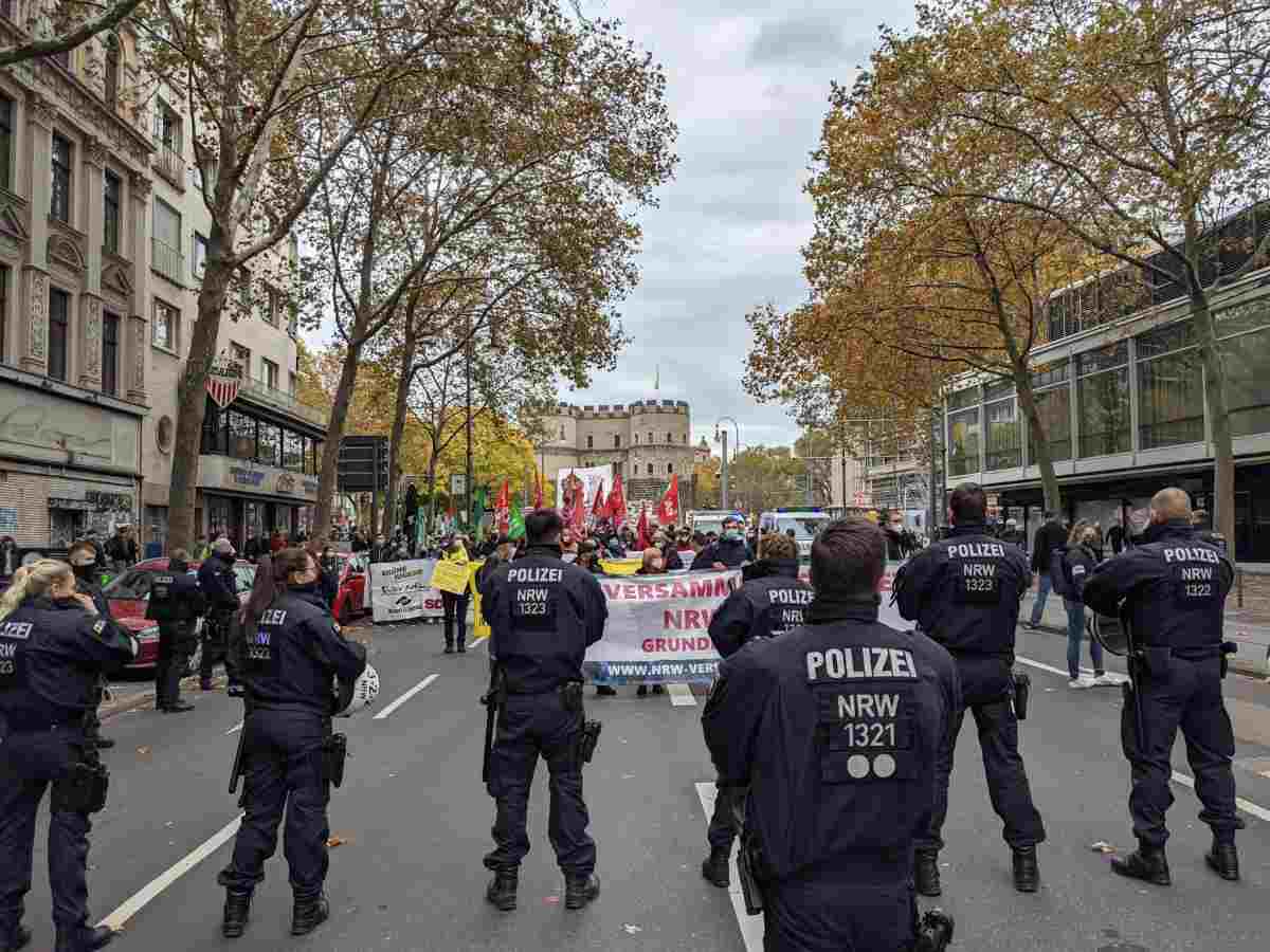 440503 versammlung - Auf die Straße! - Berufsverbote, Proteste, Versammlungsrecht - Politik