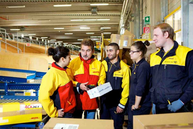 441201 dhl deutsche post trainees tutor parcel sorting machine - Picker, Packer und Docker - Hintergrund - Hintergrund