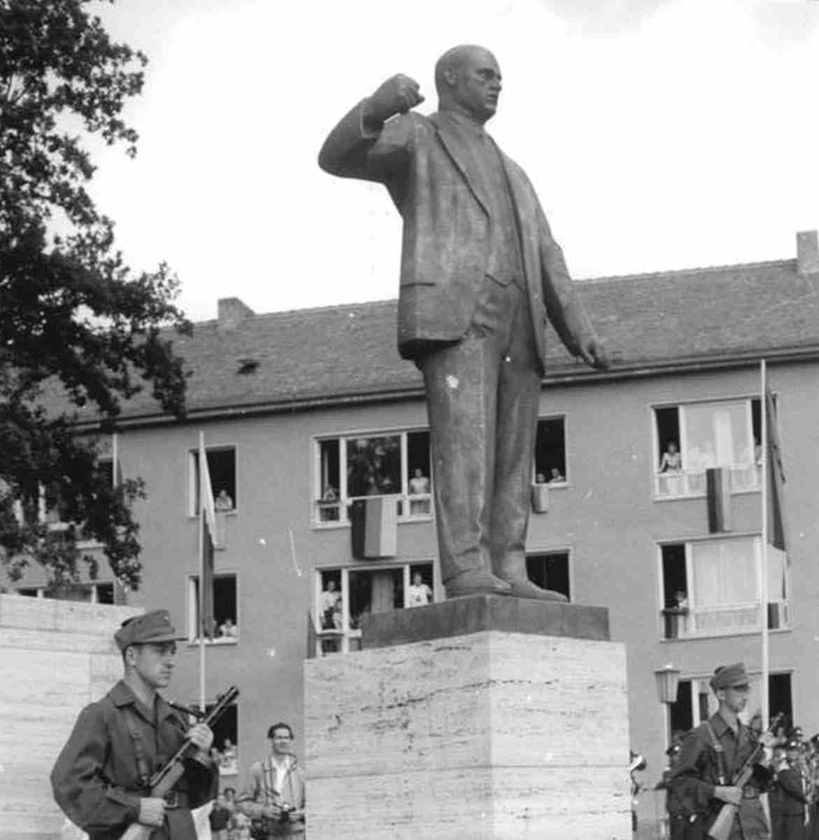 460901 thaelmann - Ernst-Thälmann-Denkmal in Weimar - Antikommunismus, Geschichte der Arbeiterbewegung - Im Bild