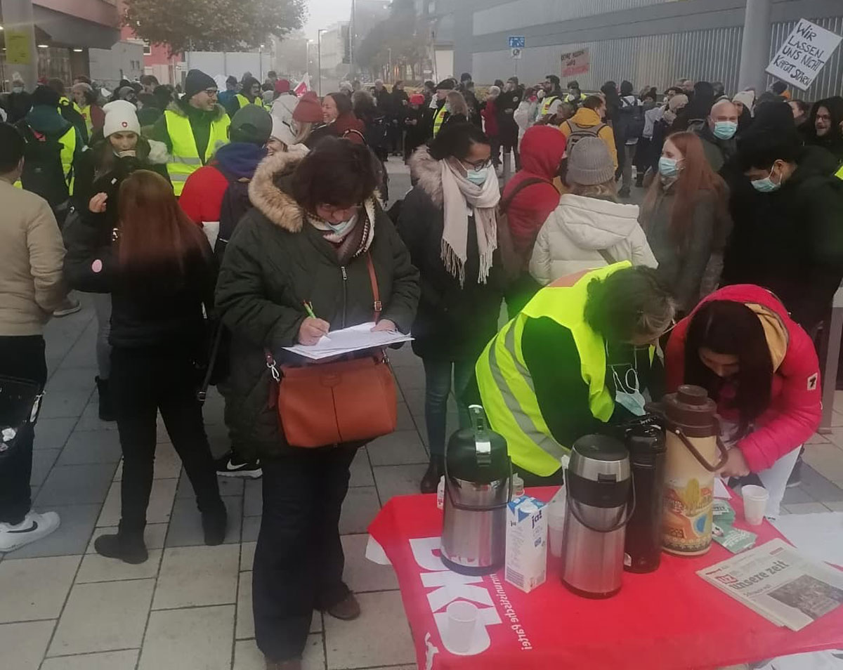 46 15 01 Frankfurt - Solidarisch mit den streikenden Kolleginnen und Kollegen - DKP, Gesundheitswesen, Krankenhaus, Streik, Tarifkämpfe - Aktion