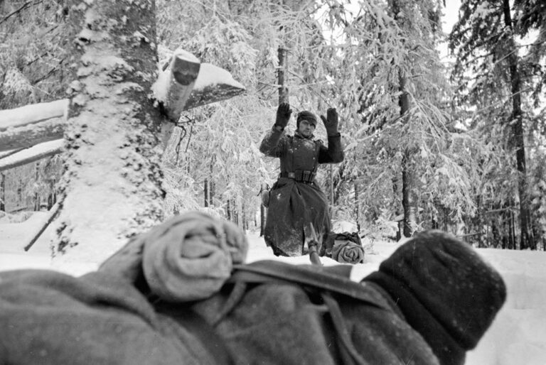 471001 RIAN archive 603 A Nazist surrenders - „Für Feinde führt kein Weg nach Moskau!“ - Georgi Schukow - Georgi Schukow