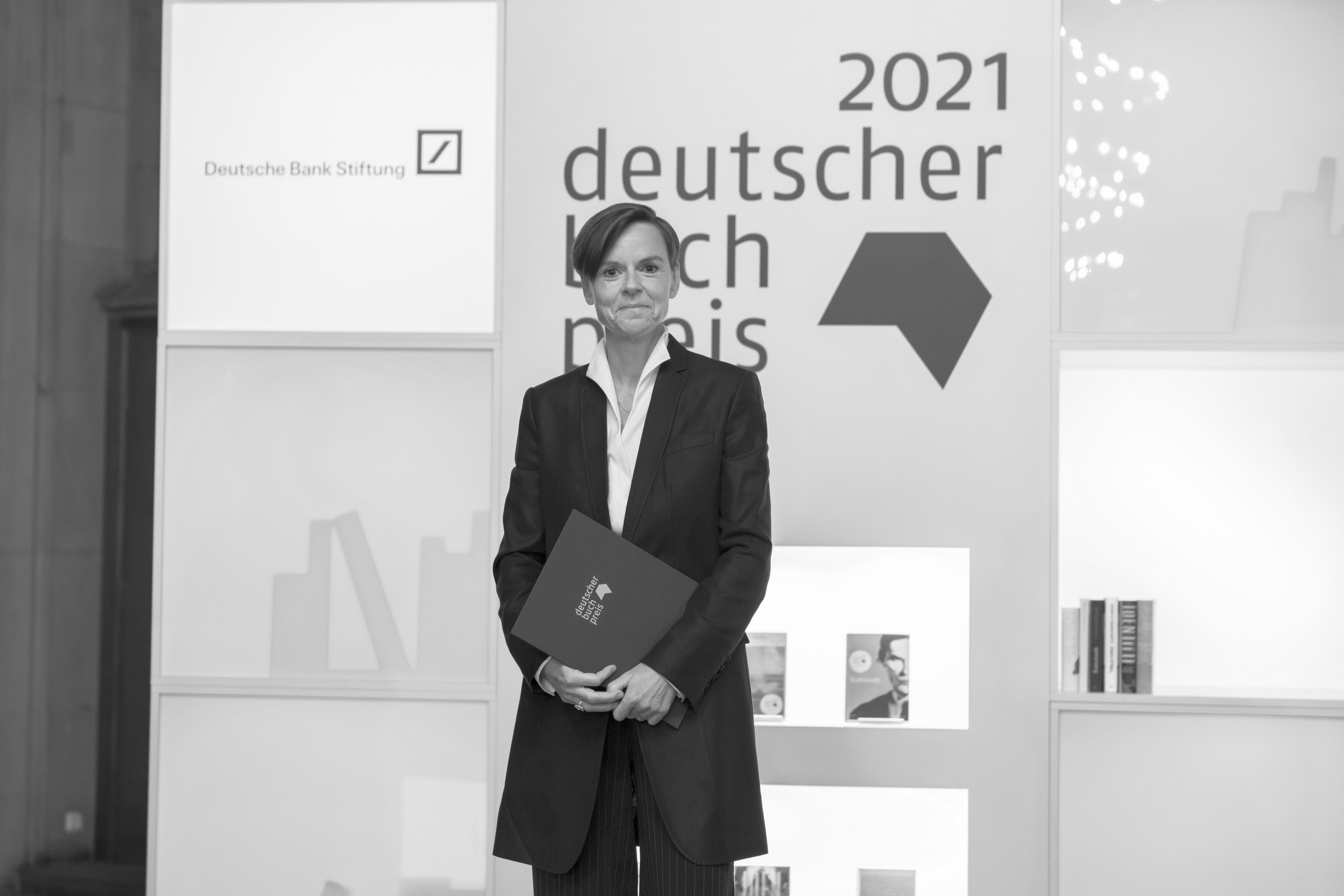 481101 Strubel a - Die Welt verbessern – aber wie? - UZ vom 3. Dezember 2021 - UZ vom 3. Dezember 2021