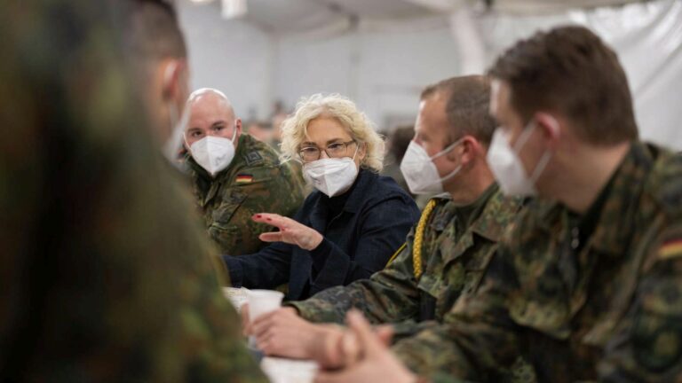 lambrecht soldaten gespraech litauen - Russland im Visier - NATO-Osterweiterung - NATO-Osterweiterung
