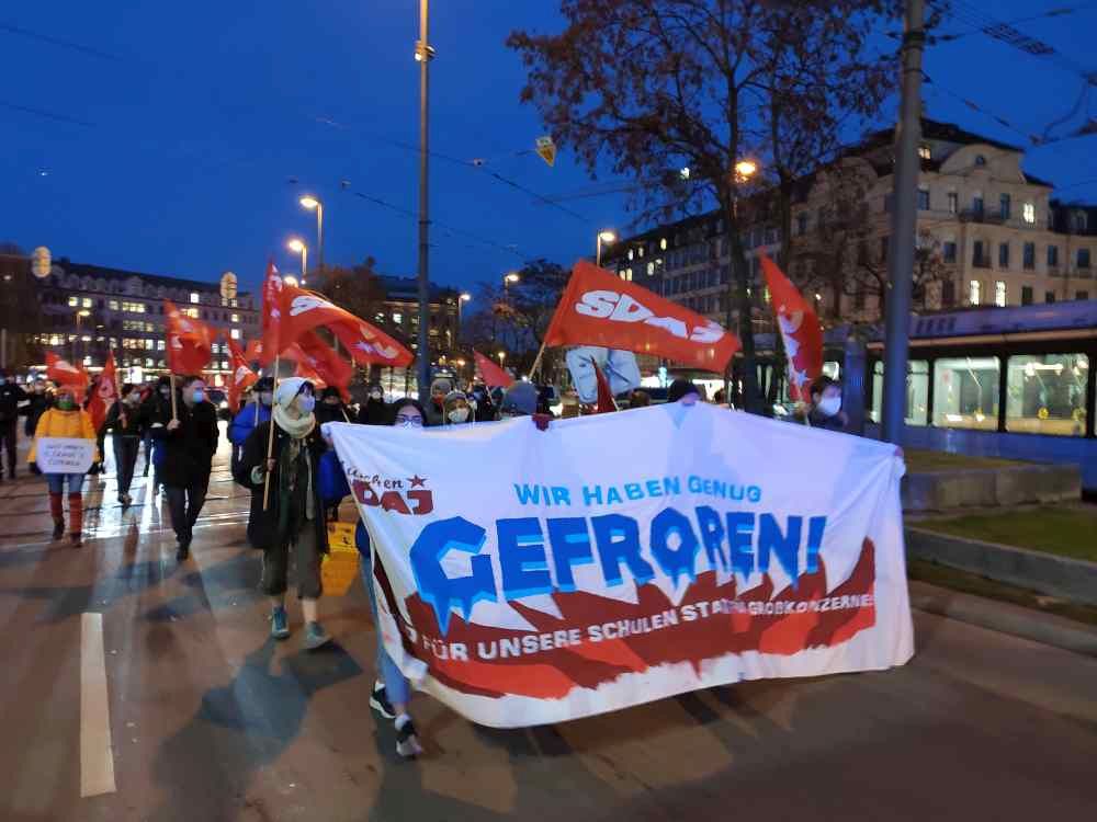 010501 interview - Den nächsten Krieg verhindern! - Luxemburg-Liebknecht-Demonstration, Rosa-Luxemburg-Konferenz 2022, SDAJ - Politik