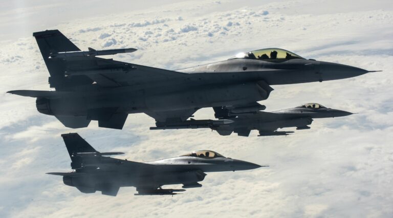 010702 Bildmeldung NATO - NATO-Kampfflugzeuge an der russischen Grenze - US-Imperialismus - US-Imperialismus