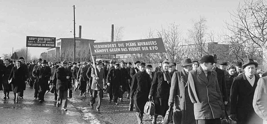 0112 13 01 Demonstration der Leipziger Eisen und Stahlwerk - „Du denkst, also sollst du nicht sein“ - Geschichte der Arbeiterbewegung, KPD, Repression - Hintergrund