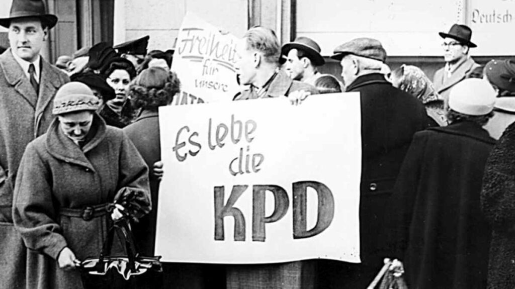 0112 13 01 Kundgebung waehrend des KPD Verbotsverfahrens Januar 1955 Toni Tripp UZ Archiv - „Du denkst, also sollst du nicht sein“ - Geschichte der Arbeiterbewegung, KPD, Repression - Hintergrund