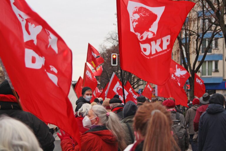 020503 dkp - Jahresauftakt der Roten - DKP, Luxemburg-Liebknecht-Demonstration, SDAJ - Wirtschaft & Soziales