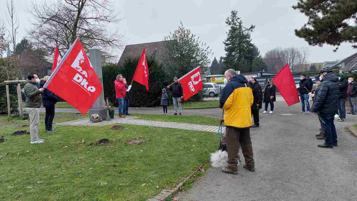 041502 Recklinghausen - Roter Jahresauftakt der DKP Recklinghausen - Aktionen, DKP - Aktion