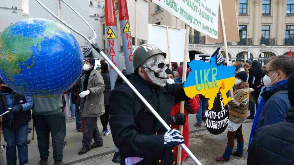 080802 demo 1 - „Keine wichtigere Konferenz“ - Imperialismus, Kriegshetze, Münchner Sicherheitskonferenz, NATO - Im Bild