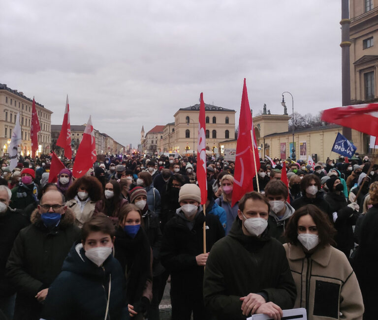 090504 bildmeldung unten - „Nein zum Krieg! Verhandlungen jetzt!“ - Münchner Friedensbündnis - Münchner Friedensbündnis